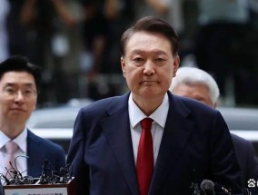 尹锡悦“脱衣躺地”，闹了两个多小时……